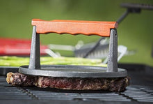 Cargar imagen en el visor de la galería, TableCraft Pesa de Hierro Fundido Para Carnes y Hamburguesas de 7"
